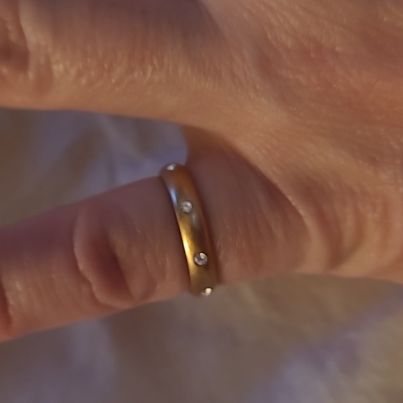 Small Gold toned and small diamond accented ring - Picture 5 of 9